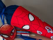 Spider-Man-Schultüte basteln - Schritt-für-Schritt-Anleitung mit Bastelvorlage zum Ausdrucken