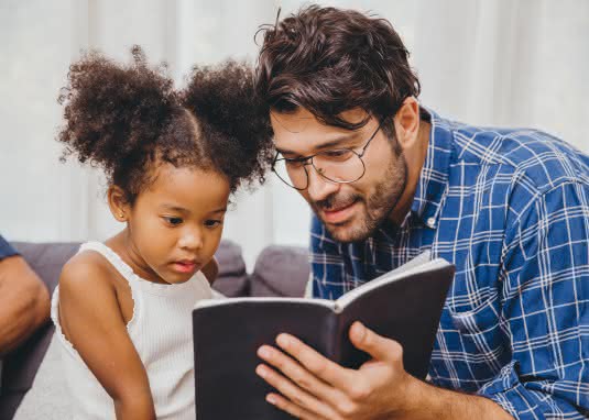 Vater liest Tochter vor