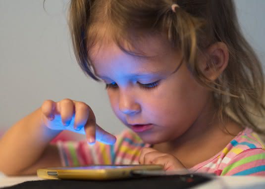 Medienkonsum Kleinkinder. Kleinkind am Smartphone