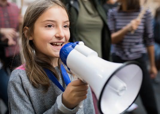 Politik für Kinder erklärt. Mädchen auf einer Demonstration