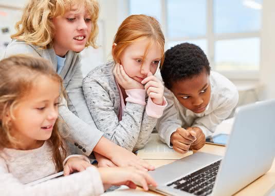 Was sind Medien. Kindergruppe am Computer