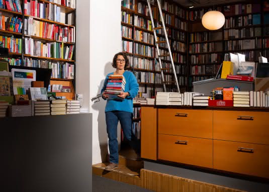 Buchhändlerin und Autorin Petra Hartlieb in ihrem Buchladen