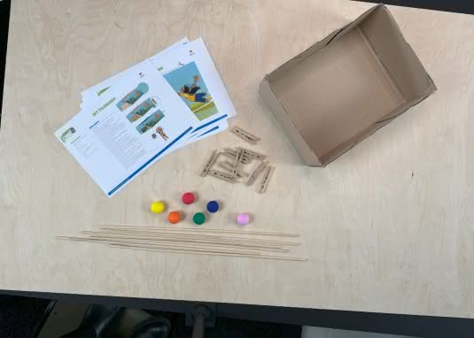 Mini-Tischkicker für Kinder basteln - diese Materialien brauchst du