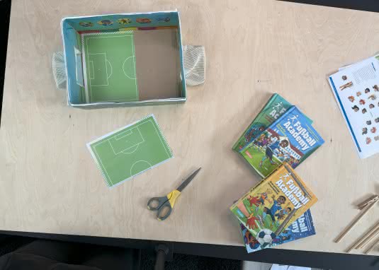 Mini-Tischkicker für Kinder basteln Schritt 4: Spielfeld aufkleben 