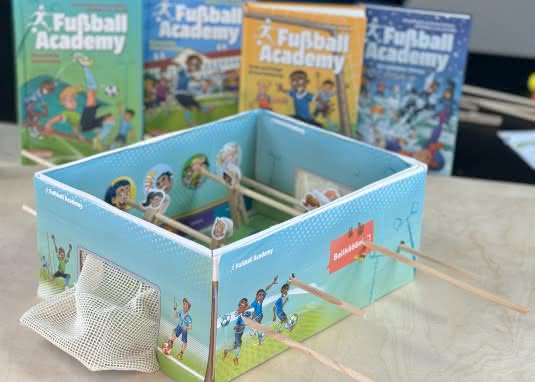 Mini-Tischkicker für Kinder basteln: Teams aufstellen 