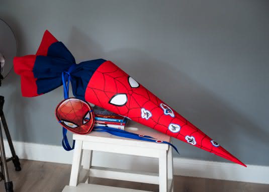 Spider-Man-Schultüte basteln - Schritt-für-Schritt-Anleitung und Bastelvorlage zum Ausdrucken