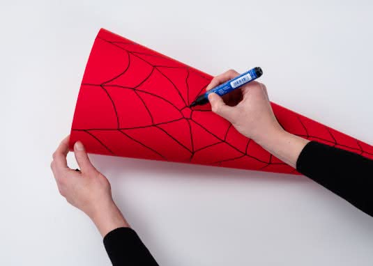 Spider-Man-Schultüte basteln - Schritt-für-Schritt-Anleitung - Schritt 1: Spinnennetz aufmalen
