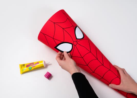Spider-Man-Schultüte basteln - Schritt-für-Schritt-Anleitung - Schritt 3: Spider-Man-Augen aufkleben
