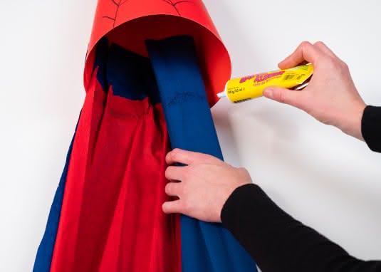 Spider-Man-Schultüte basteln - Schritt-für-Schritt-Anleitung - Schritt 5: Schultüten-Verschluss basteln
