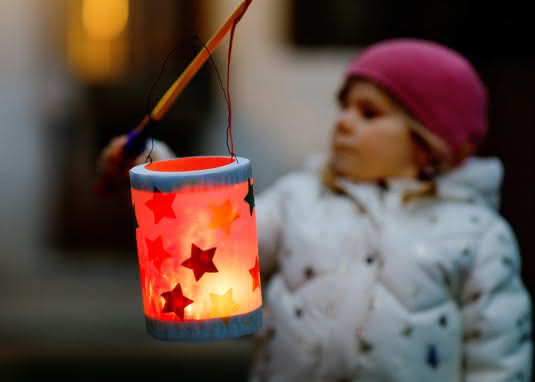 Einfache Laterne basteln für den Laternenumzug oder das Lichterfest