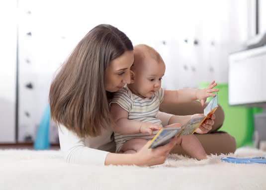 Gemeinsames Lesen – fördert Sprache und Bindung.